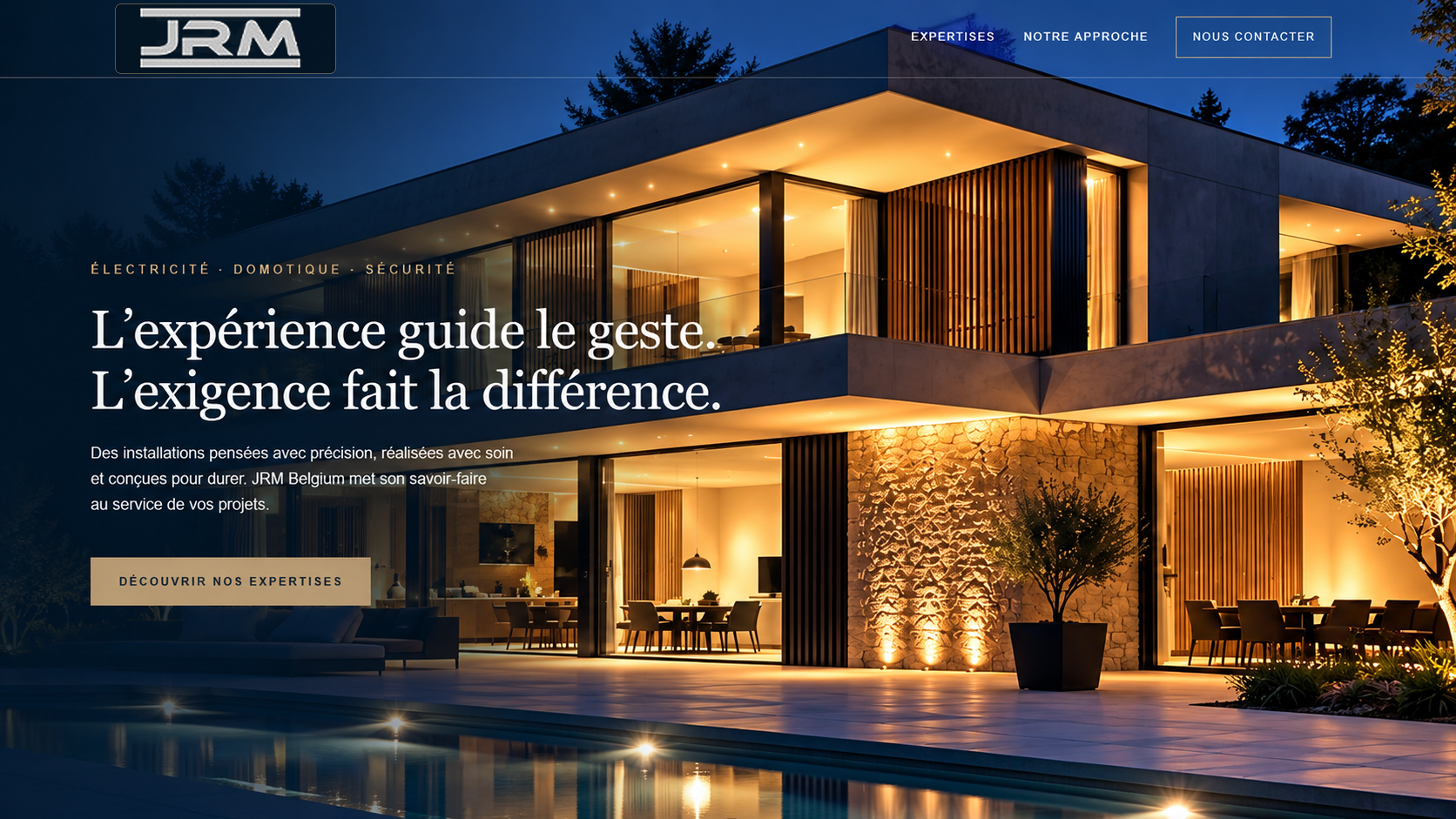 Villa contemporaine illuminée au crépuscule, présentation JRM Belgium
